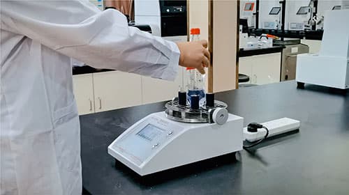 夾持試樣并調(diào)整旋鈕 夾持試樣并調(diào)整旋鈕